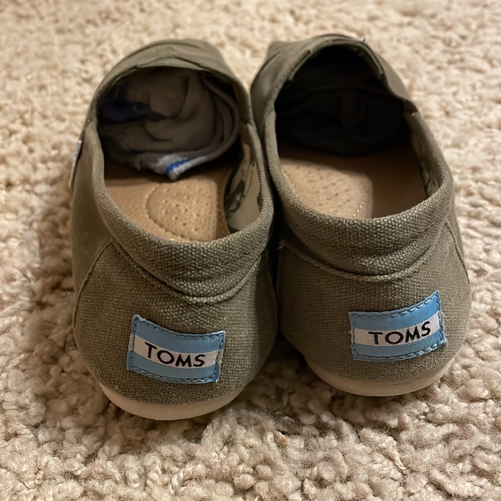 Toms - Picture 3 of 5